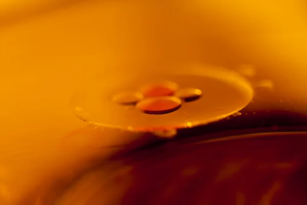 Composición de gotas de aceite en una superficie de agua — Foto de Stock