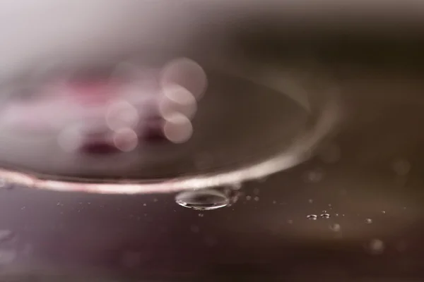 Composición de gotas de aceite en una superficie de agua — Foto de Stock