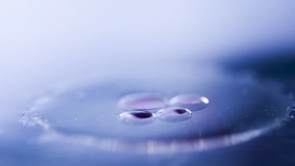 Composición de gotas de aceite en una superficie de agua —  Fotos de Stock