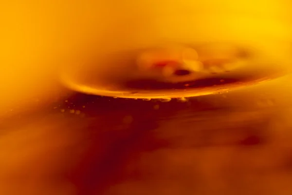 Composição de baixas de óleo em uma superfície de água — Fotografia de Stock