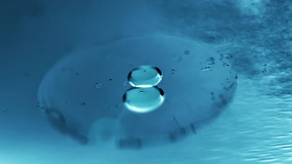 Zusammensetzung von Öltropfen auf einer Wasseroberfläche — Stockfoto