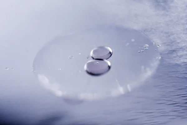 Composición de gotas de aceite en una superficie de agua —  Fotos de Stock