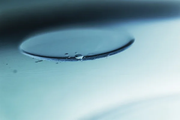 水表面における滴油の組成 — ストック写真