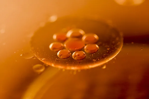 Composición de gotas de aceite en una superficie de agua — Foto de Stock