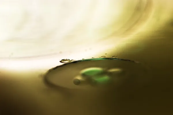 Zusammensetzung von Öltropfen auf einer Wasseroberfläche — Stockfoto