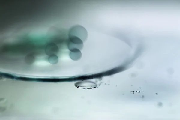 Composición de gotas de aceite en una superficie de agua — Foto de Stock