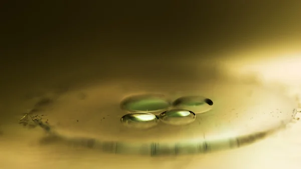 Composición de gotas de aceite en una superficie de agua —  Fotos de Stock