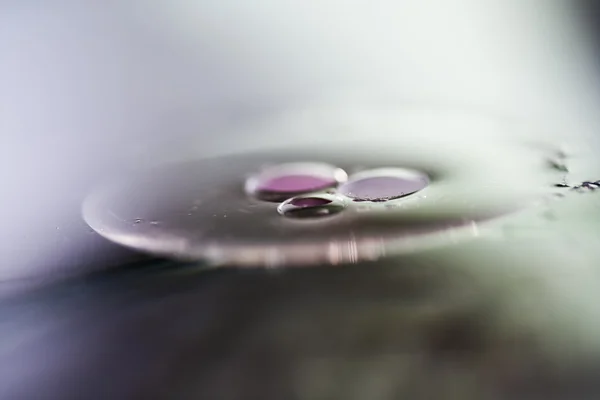 Composición de gotas de aceite en una superficie de agua — Foto de Stock