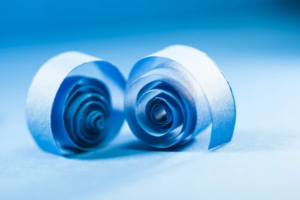 Espirais de papel azul sobre fundo de papel — Fotografia de Stock
