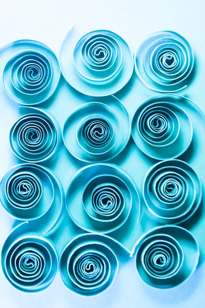 Blaue Papierspiralen auf Papier Hintergrund — Stockfoto