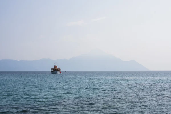 Пейзаж с водой, корабль и гора Афон — стоковое фото