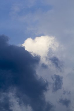 Bulutlu mavi gökyüzü