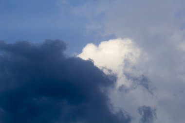 Bulutlu mavi gökyüzü