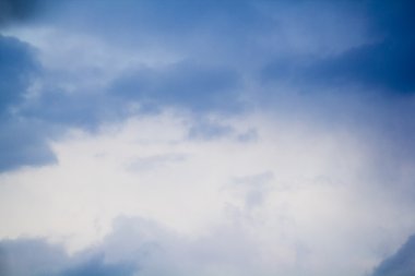 Bulutlu mavi gökyüzü