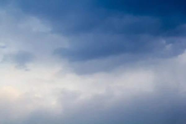 Cielo azul con nubes — Foto de Stock