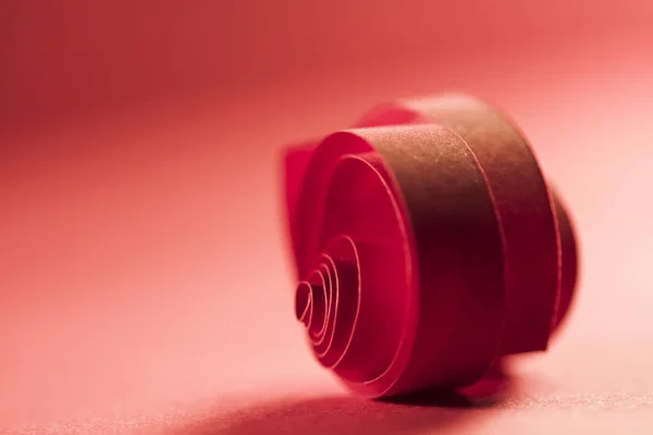 Espiral de papel vermelho sobre fundo de papel — Fotografia de Stock