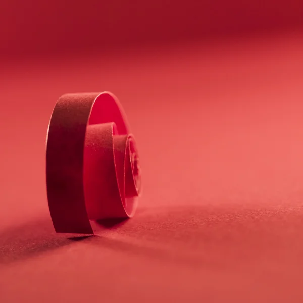 Espiral de papel rojo sobre fondo de papel — Foto de Stock