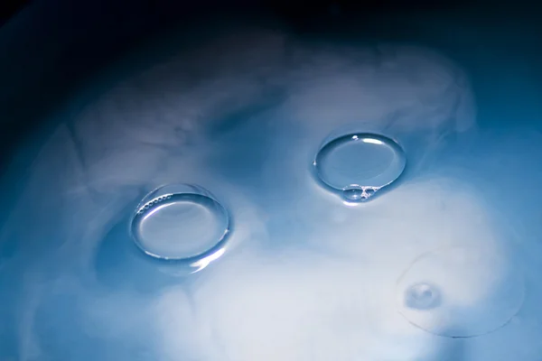 Grandi bolle di sapone su una superficie dell'acqua con fumo all'interno — Foto Stock