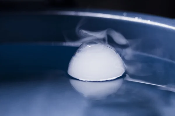 Grandes burbujas de jabón en una superficie de agua con humo en el interior —  Fotos de Stock