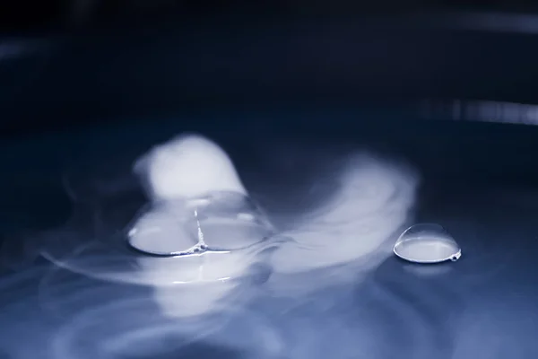 Große Seifenblasen auf einer Wasseroberfläche mit Rauch im Inneren — Stockfoto