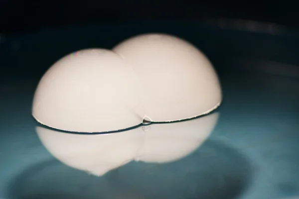 Grandi bolle di sapone su una superficie dell'acqua con fumo all'interno — Foto Stock