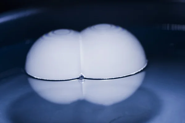Grandes bulles de savon sur une surface d'eau avec de la fumée à l'intérieur — Photo