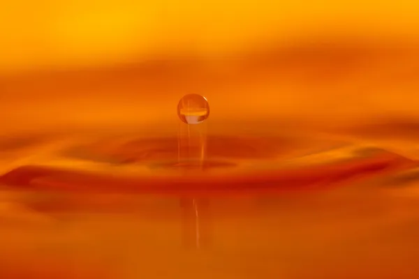 Samenstelling van olie druppels op een wateroppervlak — Stockfoto