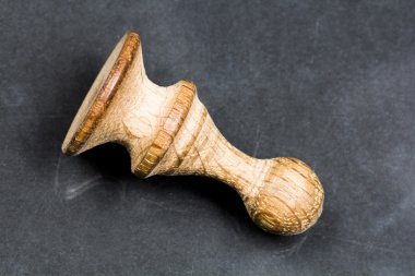 kullanılan ahşap satranç parça koyu arka plan üzerinde