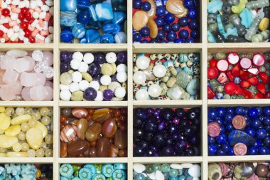 edelstenen in vakdeğerli taşlar kutusunda