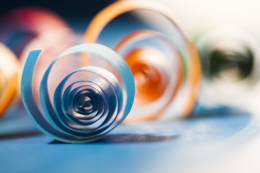 Kağıt arka plan üzerinde renkli kağıt spiraller makro, soyut, arka plan resmi