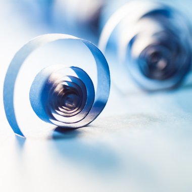 Makro, soyut, arka plan resmini kağıt zemin üzerine mavi kağıt spiraller