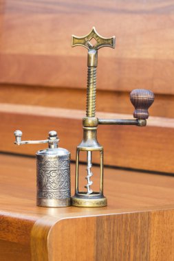 karabiber öğütücüsü ve tirbuşon