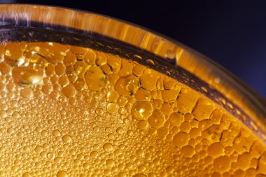 Su yüzeyine yağ damlıyor.