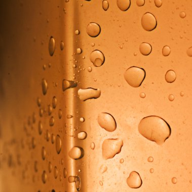 Turuncu yüzeyde su taze arka plan damla