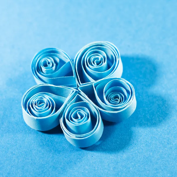 Makro, abstrakt, bakgrundsbild av blått papper spiraler på papper bakgrund — Stockfoto
