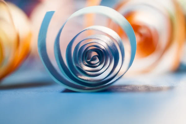 Macro, abstracte, achtergrondafbeelding van gekleurd papier spiralen op papier achtergrond — Stockfoto