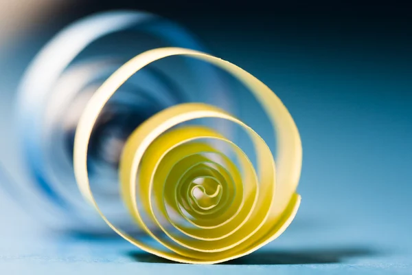 Makro, abstrakt, bakgrundsbild av färgat papper spiraler på papper bakgrund — Stockfoto