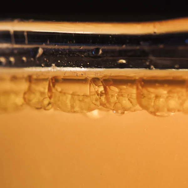 Fondo fresco di gocce d'acqua sulla superficie arancione — Foto Stock
