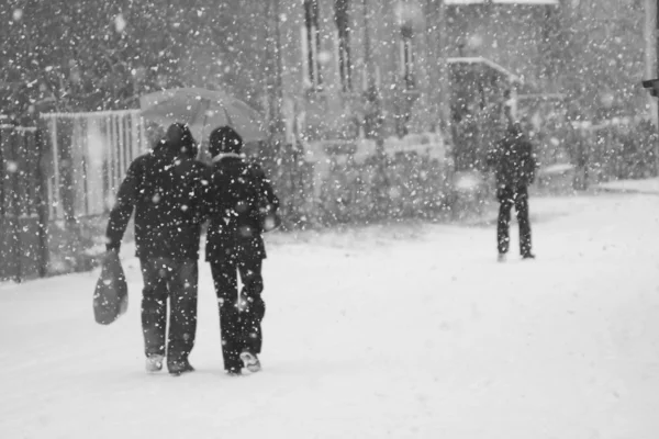 Sneeuwt landschap met passerende mensen — Stockfoto