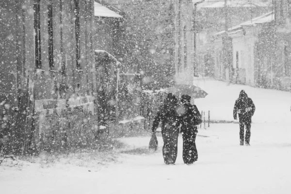 Paisagem nevando com pessoas passando — Fotografia de Stock