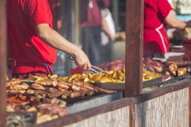 ızgara ızgara et ve sosis duman ve Buhar ile farklı bir