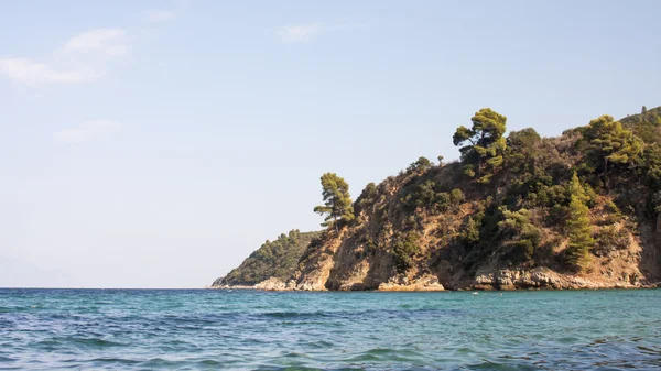 Paisaje con agua, rocas y tierra - Mar Egeo, Grecia — Foto de Stock