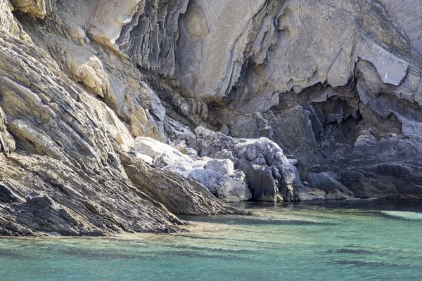 Пейзаж с водой, скалами и сушей - Эгейское море, Греция — стоковое фото