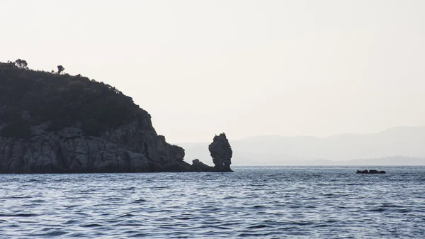 Paisaje con agua y rocas - Mar Egeo, Grecia — Foto de Stock