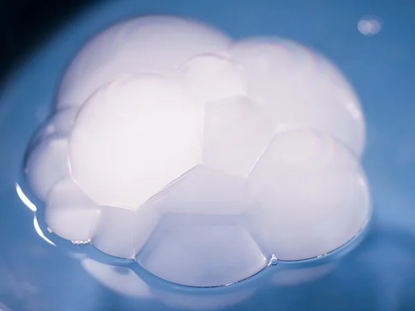 Abstrakte Aufnahme mit großen Seifenblasen auf einer Wasseroberfläche mit Rauch im Inneren — Stockfoto