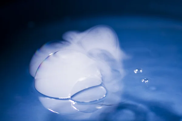 Colpo astratto con grandi bolle di sapone su una superficie d'acqua con fumo all'interno — Foto Stock