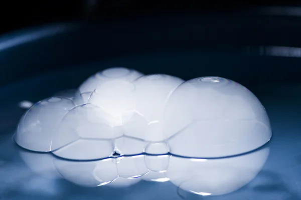 Disparo abstracto con grandes burbujas de jabón en una superficie de agua con humo en el interior —  Fotos de Stock
