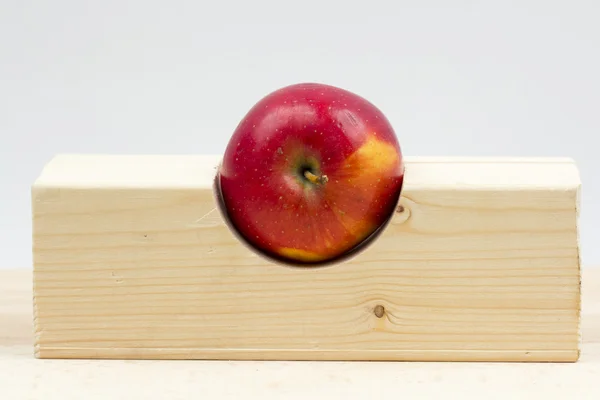 Drewniane elementy geometryczne z jabłek i światło szary tło — Zdjęcie stockowe