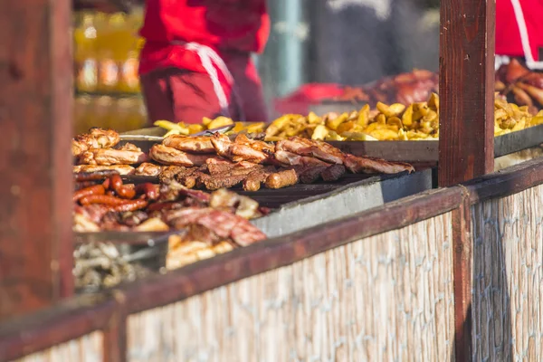 Ulike typer på grillet kjøtt og pølser med røyk og damp fra grillen – stockfoto