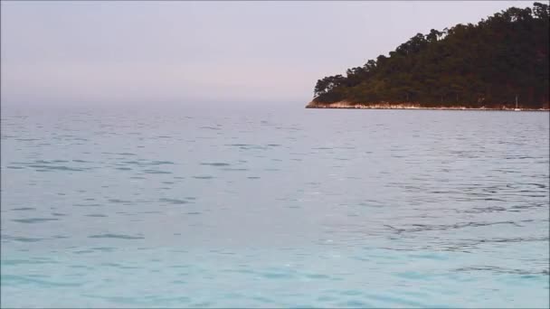 Griekse landschap - thassos eiland, marmeren strand, Egeïsche zee. Stille golven — Stockvideo